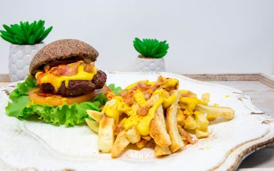 Hamburguesa sin Carbohidratos y Papas Bravas con Queso Cheddar sin Lactosa Hamburguesa sin Carbohidratos y Papas Bravas con Queso Cheddar sin Lactosa